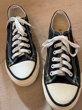Eternal knigh Classic Black Canvas Low-Top Sneakers with White Trim 43
